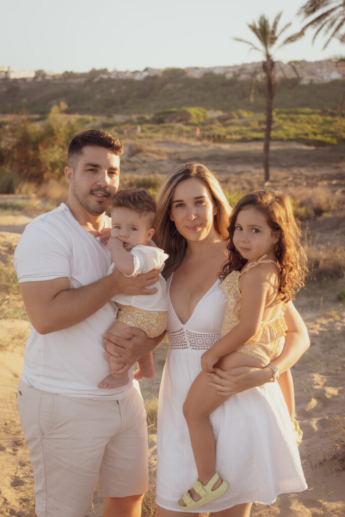 foto de familia en la playa de arenales del sol al atardecer y con palmeras de fondo